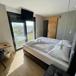 民宿 V, With Private Bathroom, Shared Kitchen, Living And Garden With Pool, Privlaka, Zadar 普利拉卡