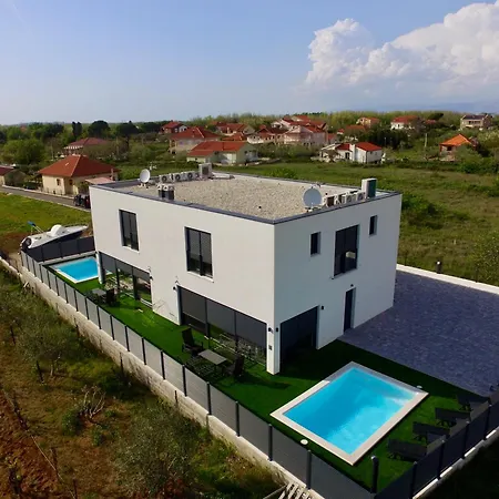 Δωμάτια σε οικογενειακή κατοικία V, Pool View With French Balcony, Private Bathroom, Shared Kitchen, Living And Garden With Heated Pool, Privlaka, Zadar