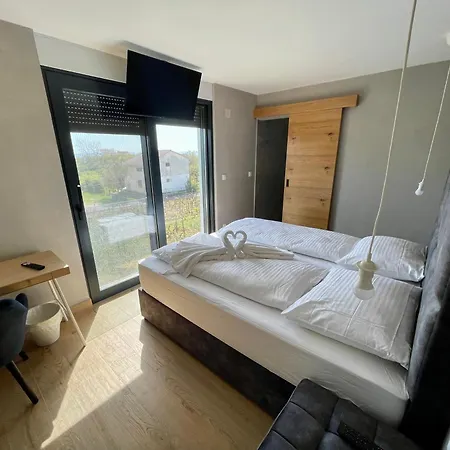 Accommodatie bij particulieren V, With Private Bathroom, Shared Kitchen, Living And Garden With Pool, Privlaka, Zadar Privlaka (Zadar)