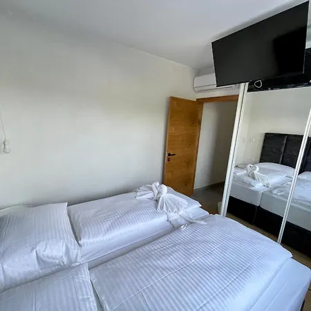 V, With Private Bathroom, Shared Kitchen, Living And Garden With Pool, Privlaka, Zadar *