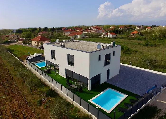 Kwatera prywatna V, With Private Bathroom, Shared Kitchen, Living And Garden With Pool, Privlaka, Zadar
