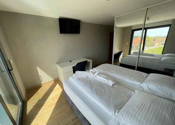 V, With Private Bathroom, Shared Kitchen, Living And Garden With Pool, Privlaka, Zadar