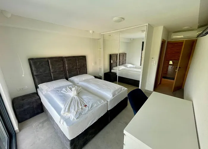 V, With Private Bathroom, Shared Kitchen, Living And Garden With Pool, Privlaka, Zadar *